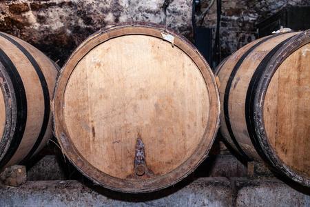 木制巨型葡萄酒橡木桶成行堆放.陈酿,发酵,储存在老酒窖中.